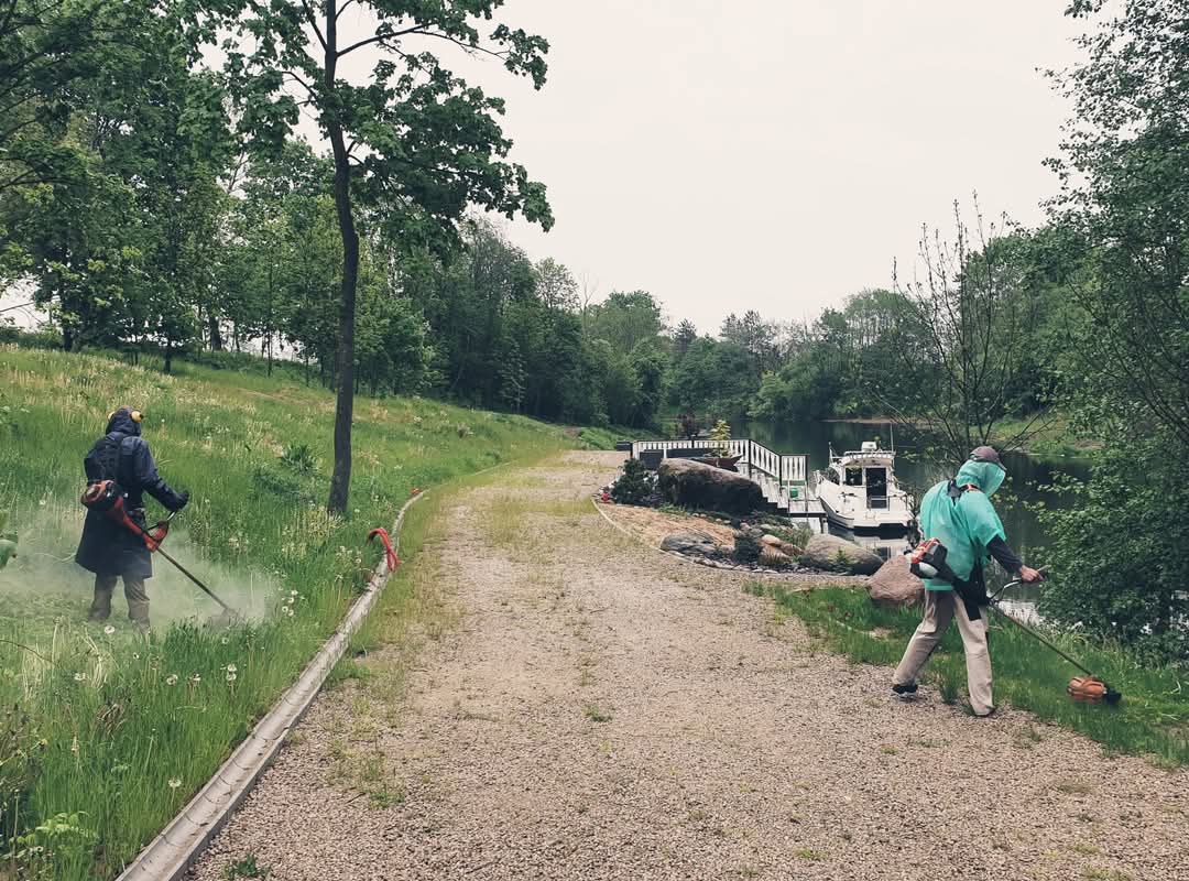 Žolės pjovimas trimeriu